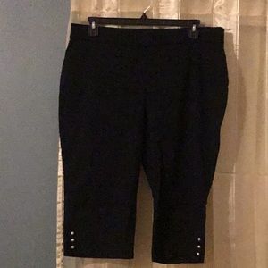 1X Navy blue capris. Pearl buttons on both sides